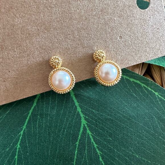 BOGO FREE MINIMALIST CLIP ON EARRINGS - Picture 1 of 4
